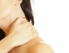 寝る前1分！つらい首コリ・肩コリ解消ストレッチ