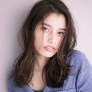 タイトシルエット×外ハネで遊ぶ、ちょっぴりビターなゆるウェーブセミロング | lMAQUIA</ti