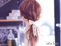 さりげないヘアデザインの合わせ技。シーンを選ばないナチュラル系ポニーテールヘアアレ