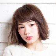 無造作に揺れる毛先のラフさで、シンプルボブも一目置かれるこなれたムードに | lMAQUIA