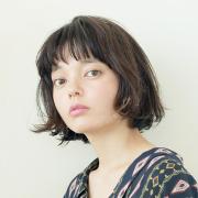 大人の遊び心を満たす、ハイライト×ハネ感のおしゃれ見えボブ | lMAQUIA