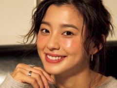 忘年会は男女ウケ◎の高めツヤチークを仕込んでHAPPYフェースに変身♪ |
