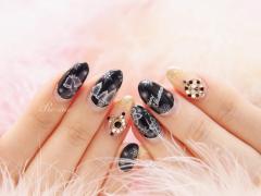 冬の夜空を思わせる幻想的なクリスマスネイル！ どんなカラーにも合うホワイトモチーフが