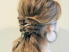 複雑そうに見えて、実は簡単！くるりんぱを使ったゆるっとかわいいラフヘアアレンジ