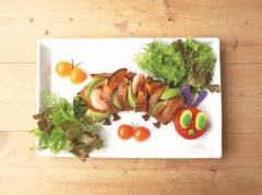 人気絵本「はらぺこあおむし」のカフェが誕生　絵本の世界観を満喫できるワクワクな雰囲