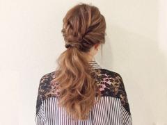 定番スタイルをちょっぴりアレンジ！ スッキリまとめたポニーテールスタイル