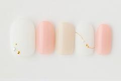 イブデートネイルは、雪のようなホワイト×清楚なピンクカラーで【365日ネイル】 |