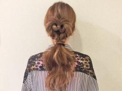 髪をねじってつくるハートモチーフのガーリーヘアでとびっきりキュートに♪