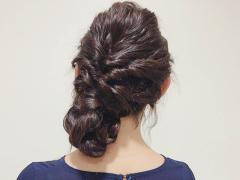 大人キレイに仕上げる。くるりんぱとお団子がかわいいまとめ髪アップアレンジ