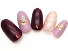 仕事納めモードに突入！シャンパンの煌めきのようなラメを指先に【365日ネイル】 |