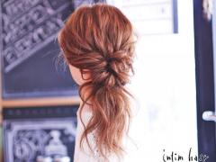 ゆるくたゆませて抜け感を楽しむ。仕上げのこだわりで差が付く、簡単アシンメトリーポニ