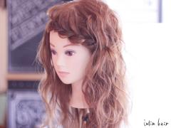 長めバングを活用して顔周りにアクセントを！編み込みバングをかわいくキメるコツ教えま