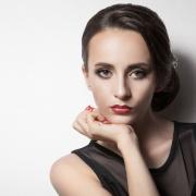 “透明感”がポイントに！大人の垢抜けクリスマスメイクのコツ