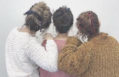 巻き髪はなんか違う…「冬のカジュアルに似合うヘア」はこれが正解です♡