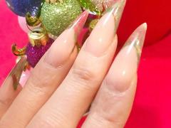 特別なシーズンだからこそ、シャープでロングなアクリルネイルを楽しんでみてはいかが？