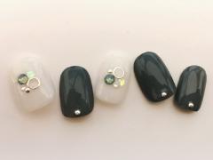 年末休み目前！知的なグリーンのパワーを味方に、仕事もスピードアップ【365日ネイル】