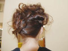 斜めに散らした巻き髪が華やか！ゆるふわボリュームのアップスタイルアレンジ