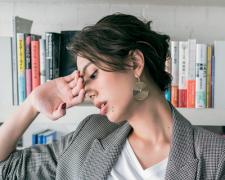 結んでねじって留めるだけ！ おしゃれ夜会巻きのヘアアレンジ方法 |