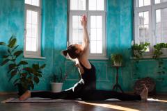 骨盤矯正で太脚から脱却！“太もも痩せ”できる猿王のポーズ