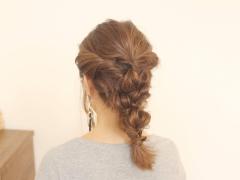 周りに差をつけたい人におすすめ！変形くるりんぱで作るダウンヘアアレンジ
