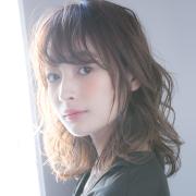 フワッと軽くてまとまりやすい！ 小顔仕上げのウルフ風ウェーブミディ | lMAQUIA