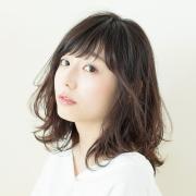 髪をのばしかけの人必見！ ハネを生かした愛され系ナチュラルミディアム | lMAQUIA