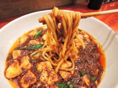 この辛さはクセになる！ 看板「麻婆麺」が大人気のラーメン店が銀座にオープン