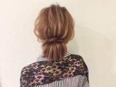“シンプルだけどおしゃれ”が大切。簡単ふんわりシニヨンヘアアレンジの作り方