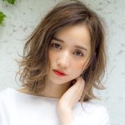 冬髪にマストの“透明感”が手に入る、大人カジュアルなエアリーロブ | lMAQUIA