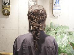 大人女子の「ゆるふわダウンスタイル」三つ編み×くるりんぱの簡単ヘアアレンジ