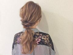 時短ポニテで素敵にこなれる。不思議なねじれが特徴的な変形くるりんぱヘアアレンジ