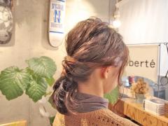 ハーフアップもポニーテールも飽きちゃった。少し変わった簡単ねじりヘアアレンジ