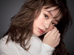 吉岡里帆さんの眉がお手本！ この冬は赤みニュアンスをプラスして即“こなれ”顔 |