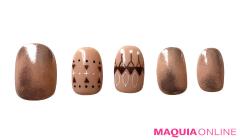 ソリッドな光沢感で、大人っぽさを際立たせる「ノルディック」ネイル | lMAQUIA