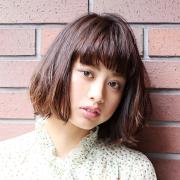 透明感カラー＆無造作カールでやわらか質感に。ほんのり色っぽいボブが完成 | lMAQUIA