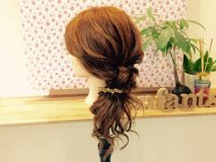 片側寄せが最高に大人っぽい。くるりんぱとねじり編みで作るサイドポニーアレンジ