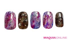 透き通る光が、神秘的に輝く「コズミック」ネイル | lMAQUIA