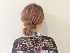 飾らないルーズさできれいに見せる。ラフな簡単お団子ヘアの作り方