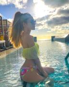 住谷杏奈＆武藤静香、ハワイでの家族ショット公開　美ボディ際立つ水着姿にも反響