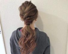 ねじるだけで、おしゃれ。簡単な華やかヘアアレンジ