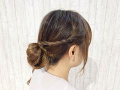デイリーに使える！ねじり編みを丸めて作るお手軽なお団子シニヨンアレンジのやり方♪