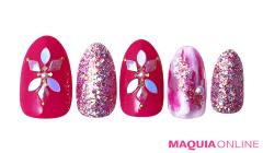 カラフルな輝きあふれる、キュートな「ピンクラメ」ネイル | lMAQUIA