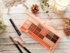 アイシャドウは質感で遊んで。大人の女性のピーチメイク