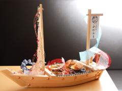 デザートはなんと「お菓子の船」！ 味覚のサプライズに驚きが止まらない、極上のフレンチ