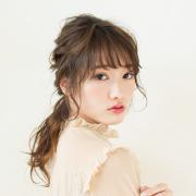 デイリーにもお呼ばれにも最適！ 華やかで崩れにくい“3連くるりんぱ”アレンジ | lMAQUIA
