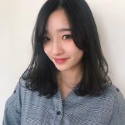 おしゃれなミディアムストレートは前髪なしで大人っぽく！