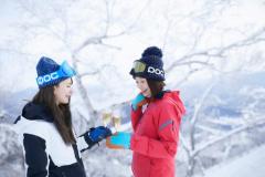 白銀のゲレンデに「絶景シャンパンバー」晴れの日限定で移動式バーが出現