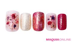 ラメや花びらが舞う、春気分な「ピンクラメ」ネイル | lMAQUIA