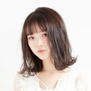 シースルーバング×外ハネカールで、暗髪ロブをおしゃれな抜け感ヘアに | lMAQUIA