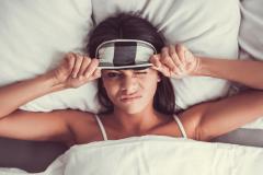 朝起きたら顔がパンパン！メイク前のマッサージでスッキリ小顔に